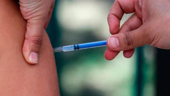 Se vacuna la primera adolescente contra el Covid en México