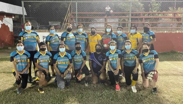 Liga femenil nocturna Stars es líder en el softbol