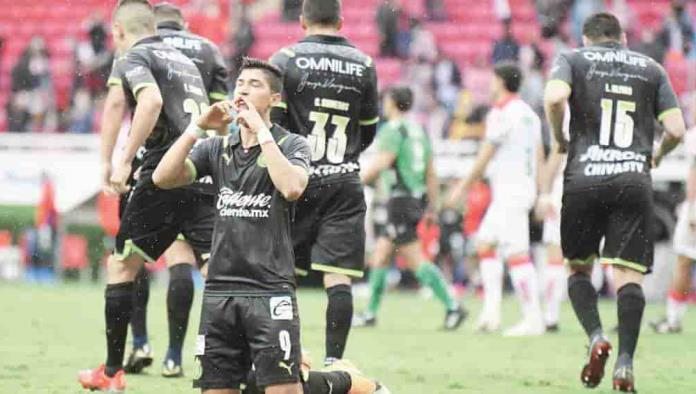 Chivas consigue un triunfo agónico ante Necaxa