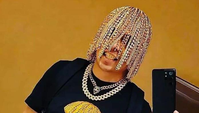 Dan Sur, el rapero que asegura tener implantes de cadenas de oro como cabello