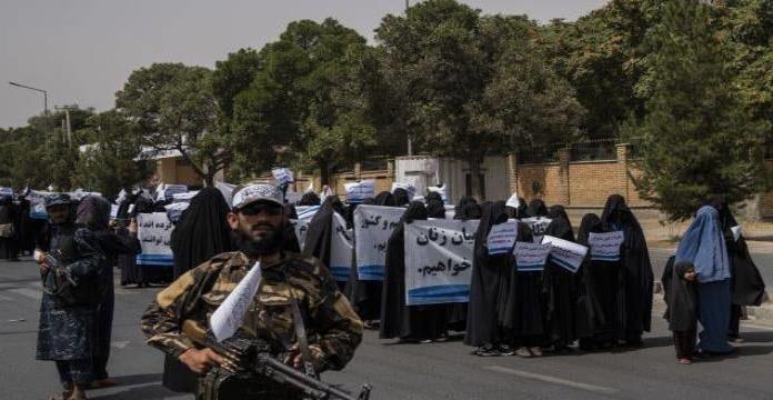 Afganistán: Mujeres con burkas marchan en apoyo a talibanes