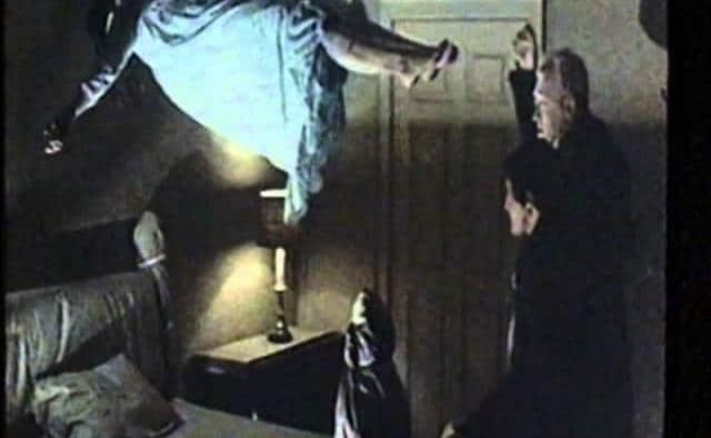 Exorciza a su novia “poseída” con un chanclazo (VIDEO)