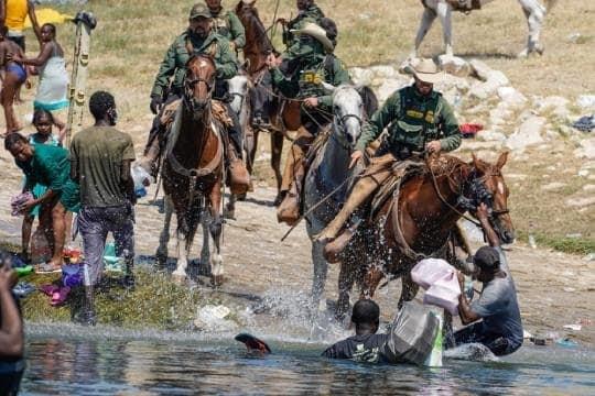 Investiga EU casos de agentes a caballo arreando migrantes en Texas