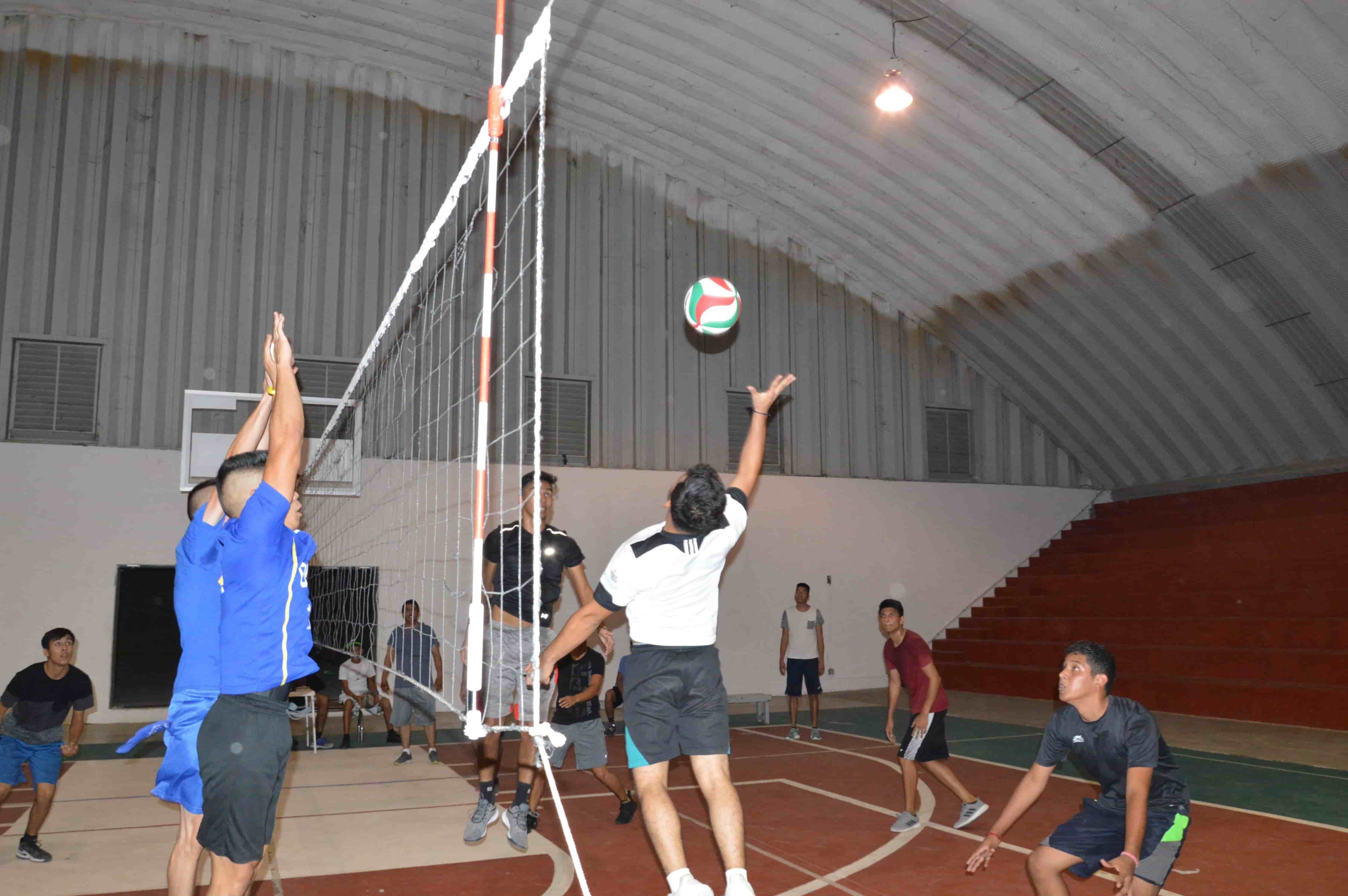 Superan Osos a Correcaminos en primera fuerza varonil del voleibol