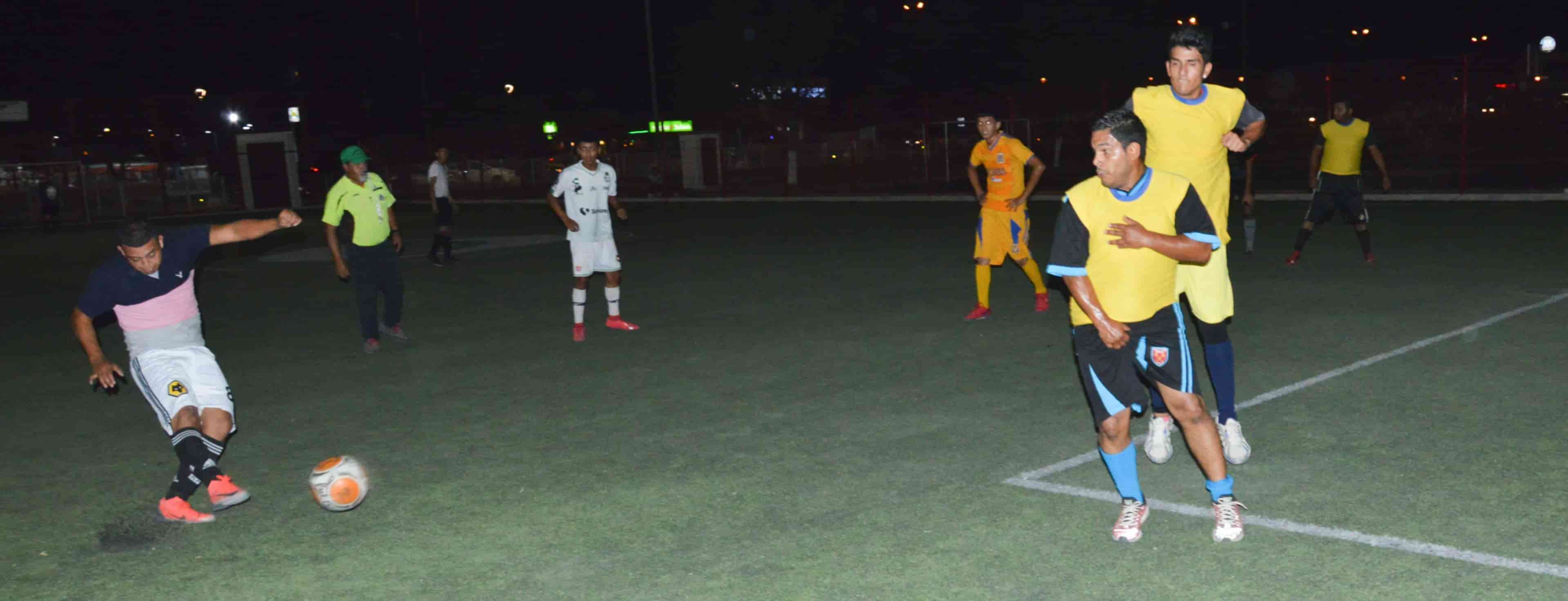 Llena la canasta Cerlo FC a Arsenal en la jornada 9 del futsal 7 Barrios Unidos