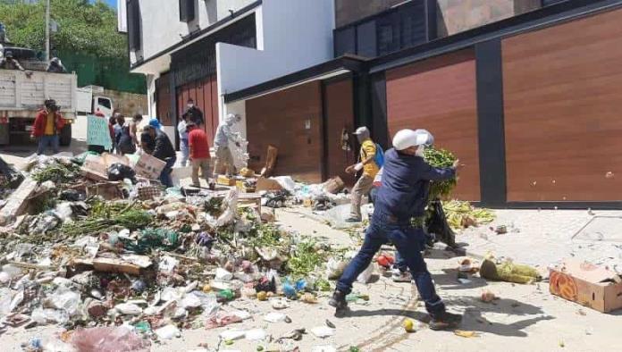 Trabajadores de limpia tiran basura afuera de casa del alcalde en Oaxaca