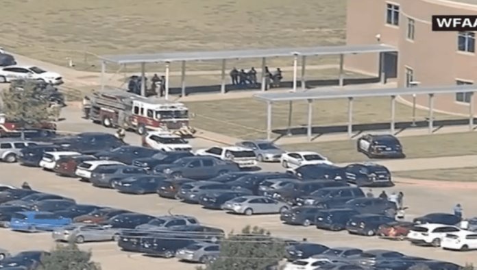 Reportan tiroteo en escuela preparatoria en Texas