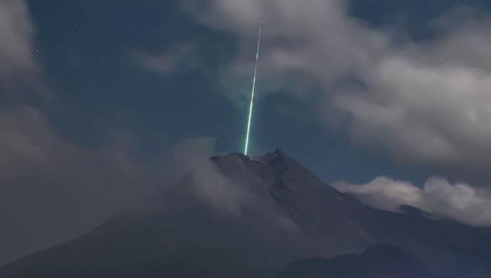 Meteorito cae en Monte Merapi, un volcán en Indonesia