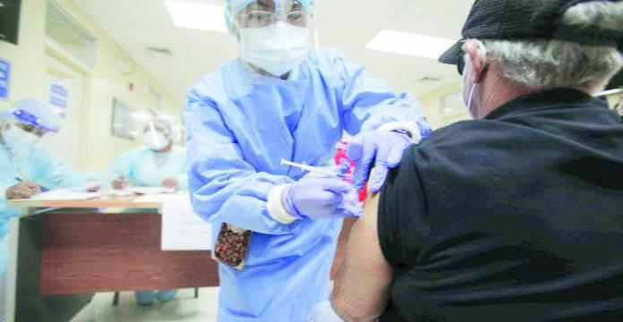 Infodemia provoca rezago en vacunación
