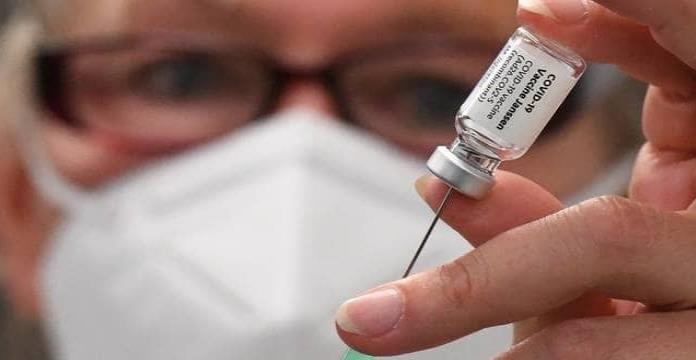 Vacunados con Johnson & Johnson podrían recibir refuerzo de Moderna o Pfizer: Estudio