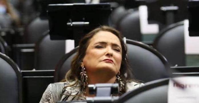 Patricia Armendáriz es captada “dormida”; dice que tiene problema visual