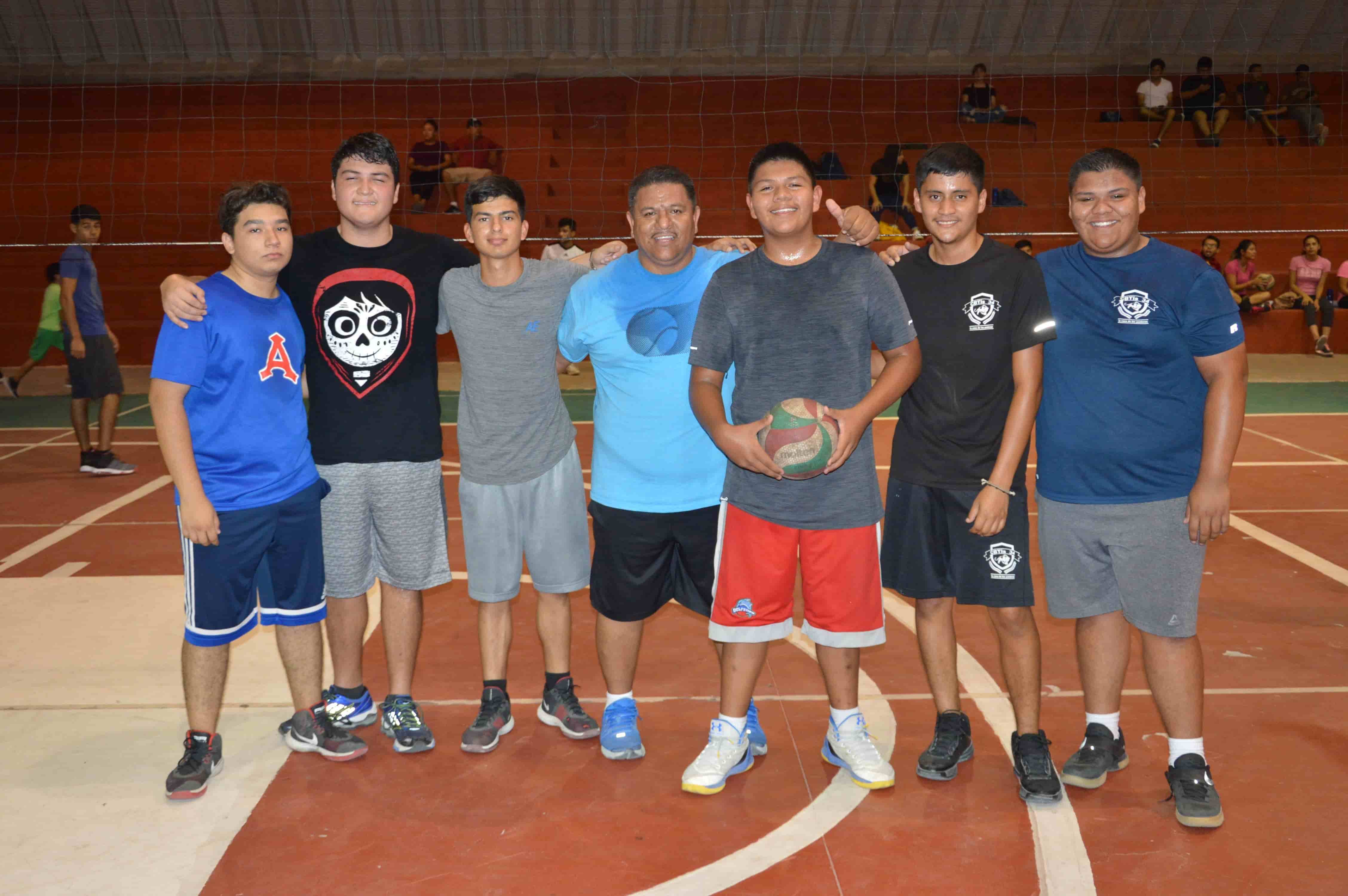En la 1ª fuerza varonil del voleibol  Club Bravos debuta  con victoria