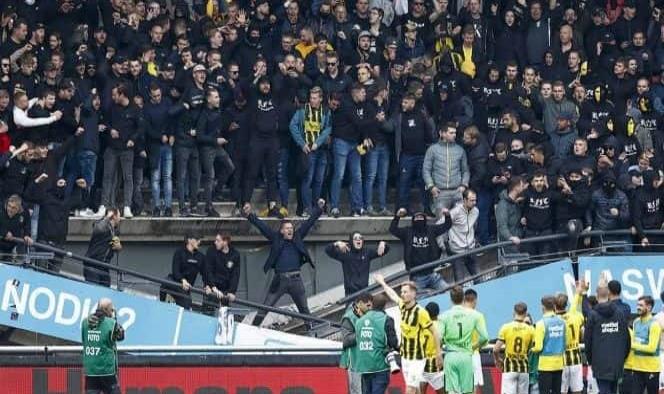 Colapsa la tribuna de un estadio en Países Bajos