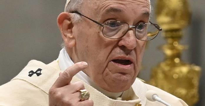 Papa Francisco llama a reducir la jornada laboral y por un salario universal
