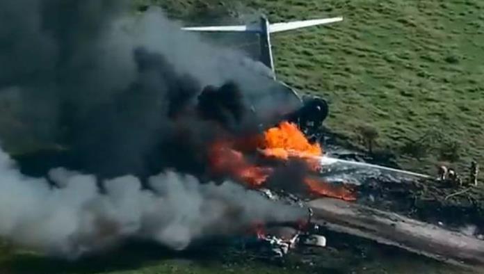 Avión con 21 pasajeros se estrella e incendia en Texas