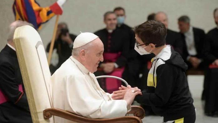 Travesura en el Vaticano: Niño se hace del gorro del Papa