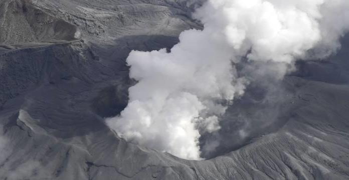 Volcán Aso en Japón entró en erupción; es uno de los más activos del país