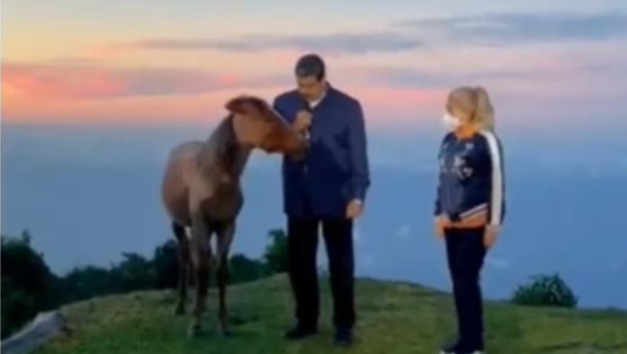 De nueva cuenta; Captan a Nicolás Maduro hablando con animales