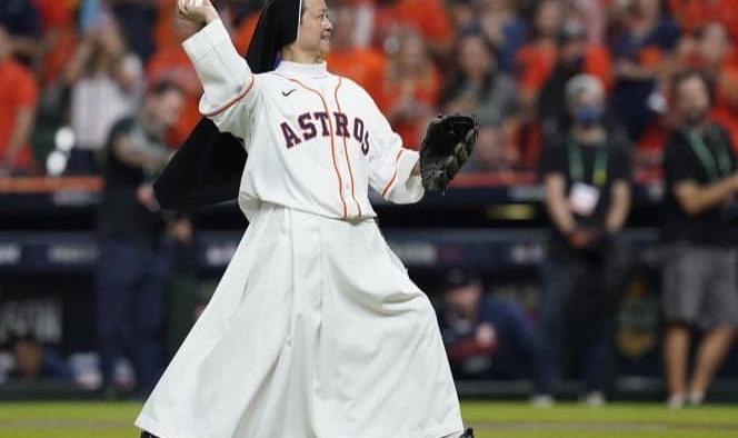 Monja realizó el primer lanzamiento del Boston-Astros