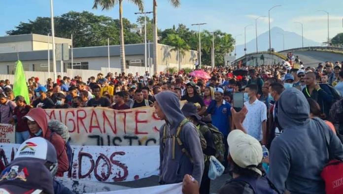 Caravana migrante sale de Chiapas, avanza hacia la CDMX