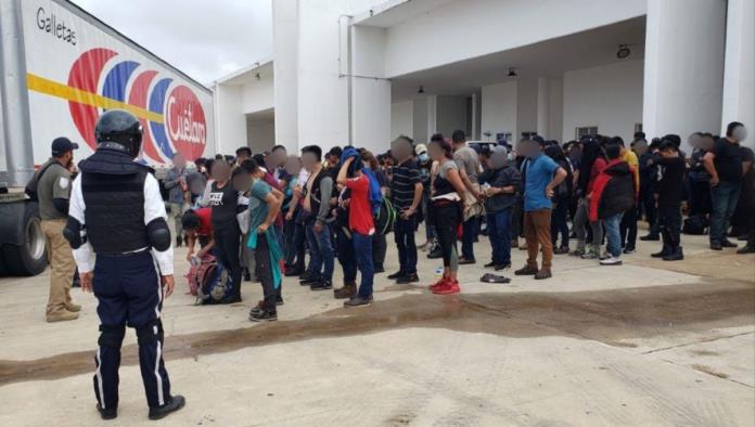 Rescatan a 334 migrantes hacinados en un tráiler de Veracruz