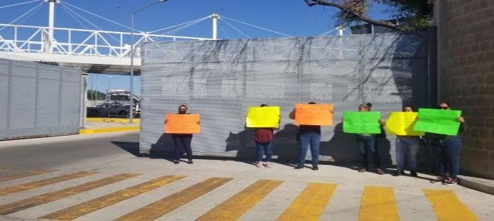 Les “jinetean” el salario   protestan por falta  de pago en aduana