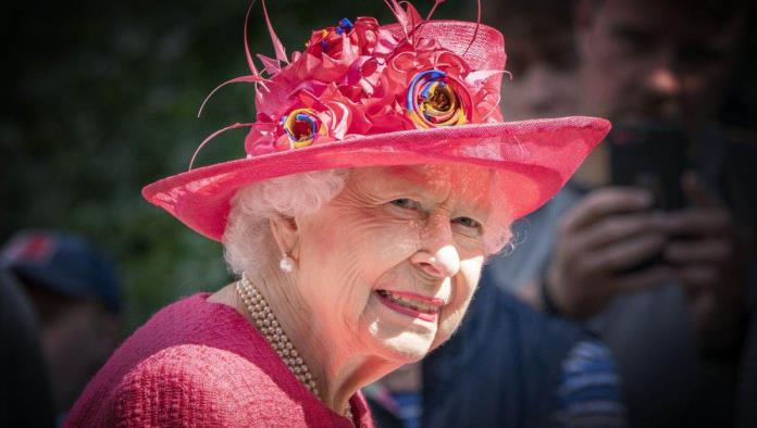 Reina Isabel está en “buena forma” pese a suspensión de actos oficiales
