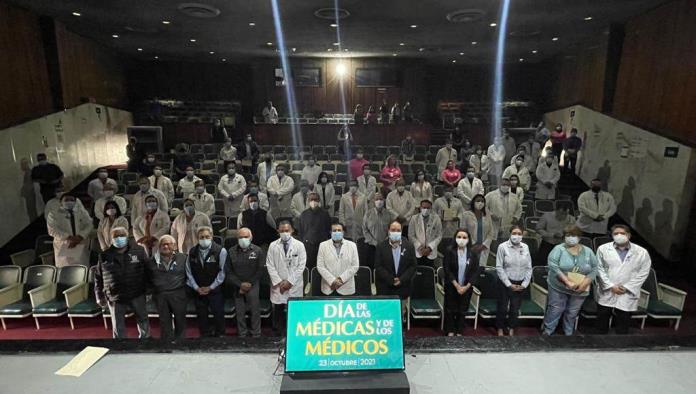 Reconoce IMSS Coahuila labor y trayectoria de las Médicas y los Médicos de Monclova