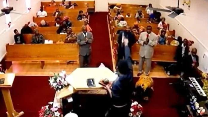 Pastor taclea a hombre armado en plena ceremonia religiosa