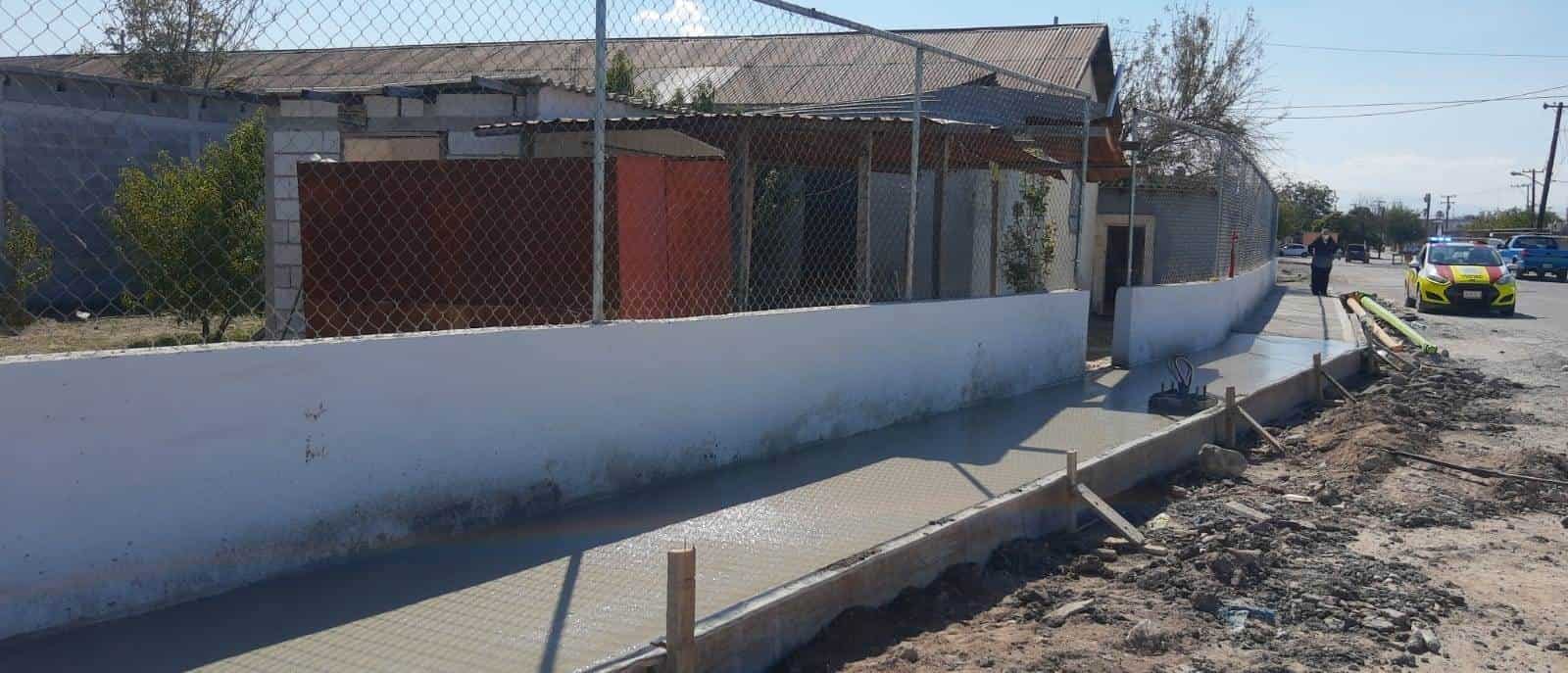 Construyen banquetas en Porfirio Díaz
