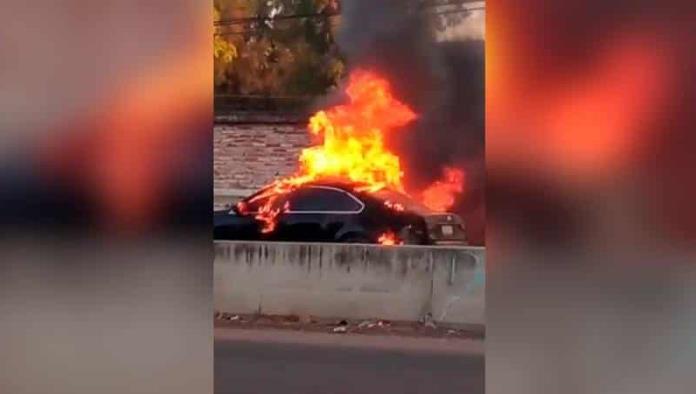 Hombres armados prenden fuego a un auto con una persona adentro en Guanajuato