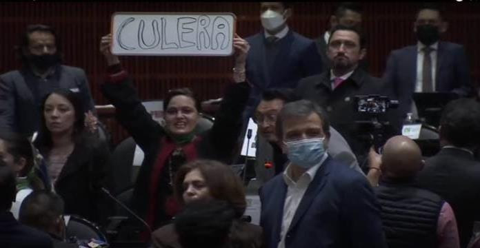 Diputada de Morena insulta a legisladora con cartel