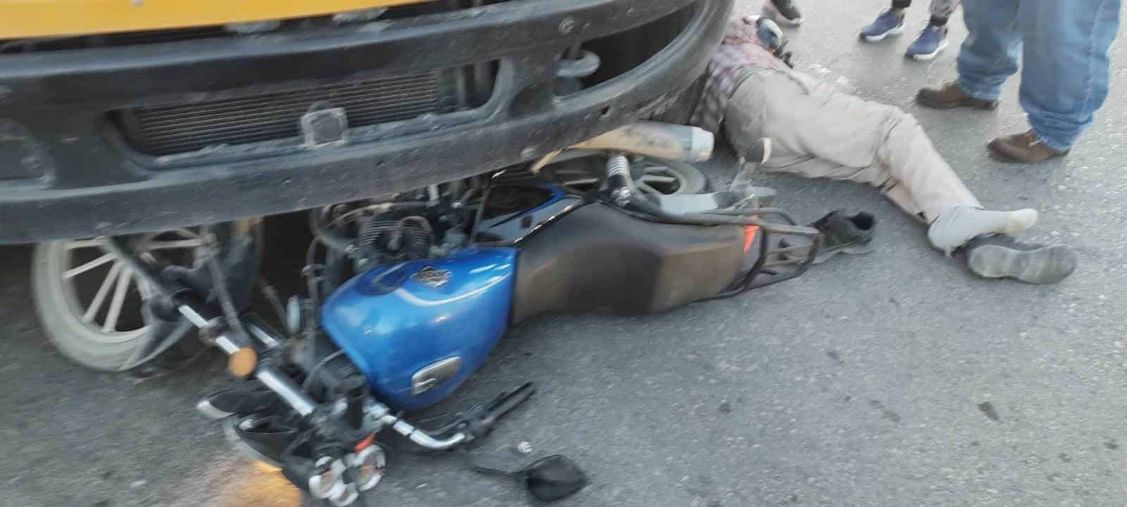 Imprudente conductor  impacta su moto con camión