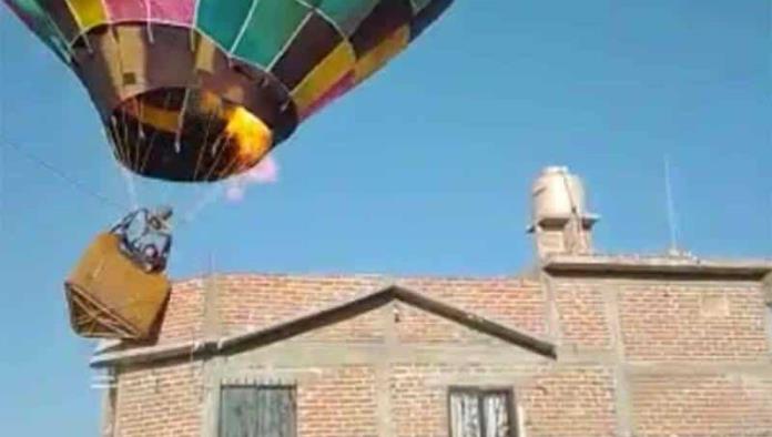 Globo aerostático se impacta en casa y tira tinaco en León