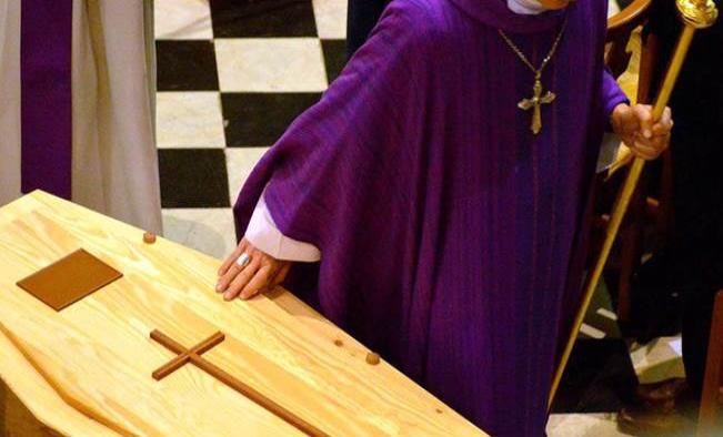 Órale: Padre se niega a oficiar un funeral y sacan el féretro de la iglesia