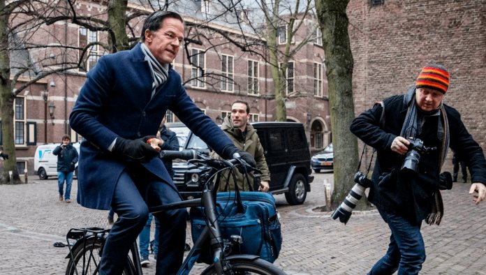 Premier de Holanda llama idiotas a manifestantes anticovid