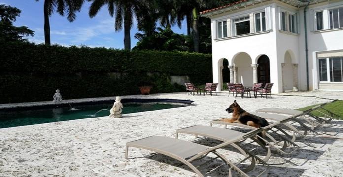 Perro millonario pone a la venta su mansión en Miami