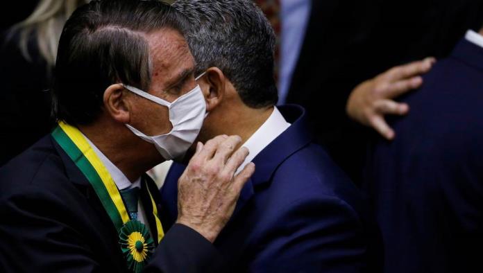Entre gritos de genocida; Jair Bolsonaro recibe medalla