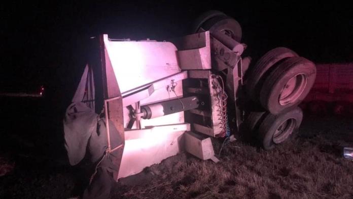 Sufre trailero volcadura en la carretera Allende – Nueva Rosita