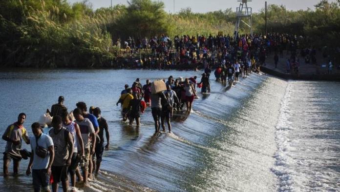 Detienen a 70 por trasladar a migrantes