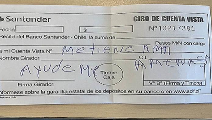 Hombre secuestrado escribe “Ayúdenme” al ser obligado a retirar dinero en el banco