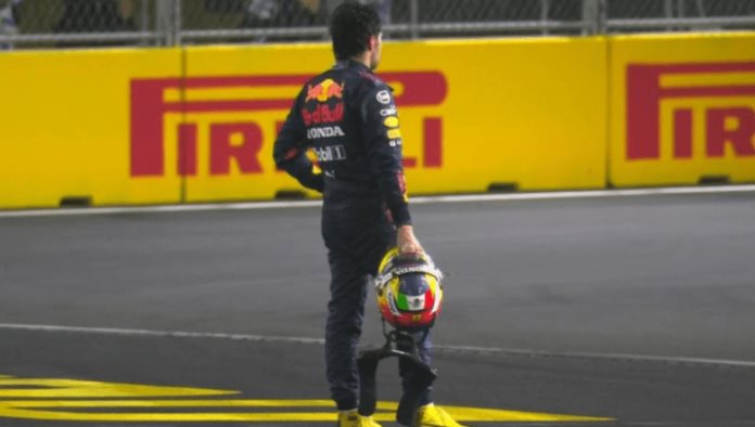 ‘Checo’ Pérez choca con Leclerc y quedó fuera del GP de Arabia Saudita