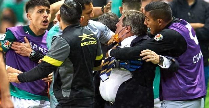 Miguel Herrera termina lanzando golpes tras derrota de Club Tigres en semifinales
