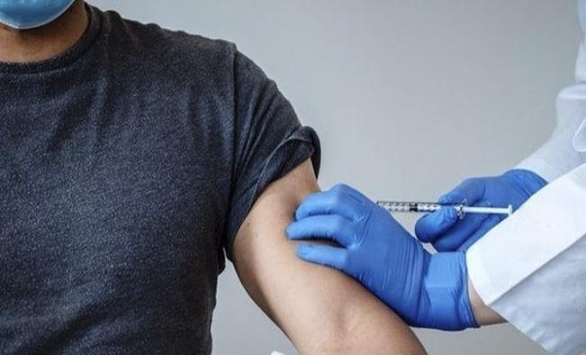 Hombre se vacuna diez veces contra el COVID-19 el mismo día
