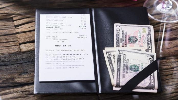 Despiden a una camarera tras recibir una propina de más de 2.000 dólares