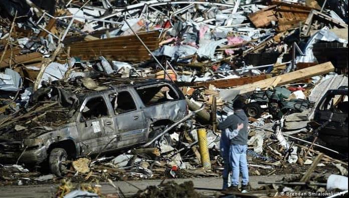 Sube a 88 la cifra de muertos por los tornados en EU; Biden irá a la zona