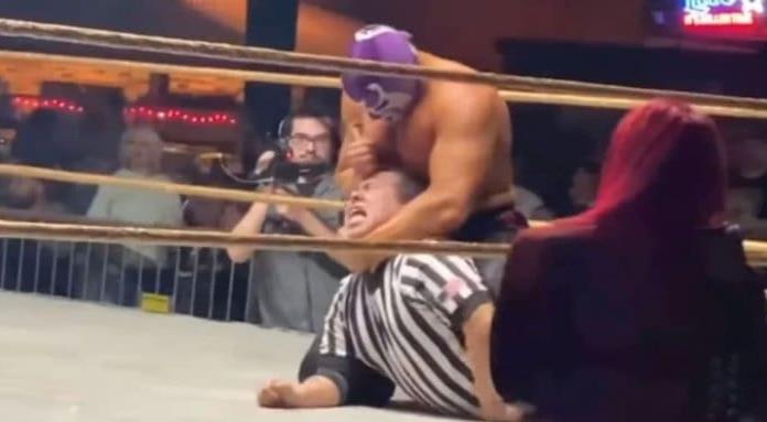 Horror en la lucha libre: Luchador apuñala al referee en la cabeza