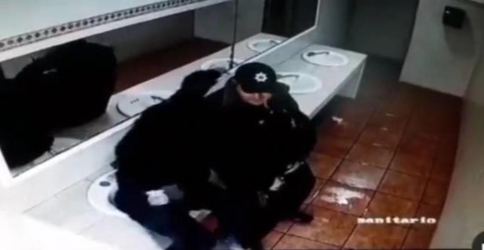 Policías rompen el lavabo de un baño al ponerse románticos