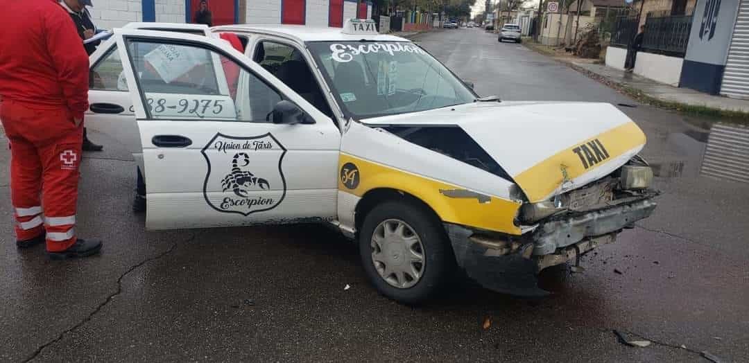 Omite alto y destroza taxi en la colonia Centro