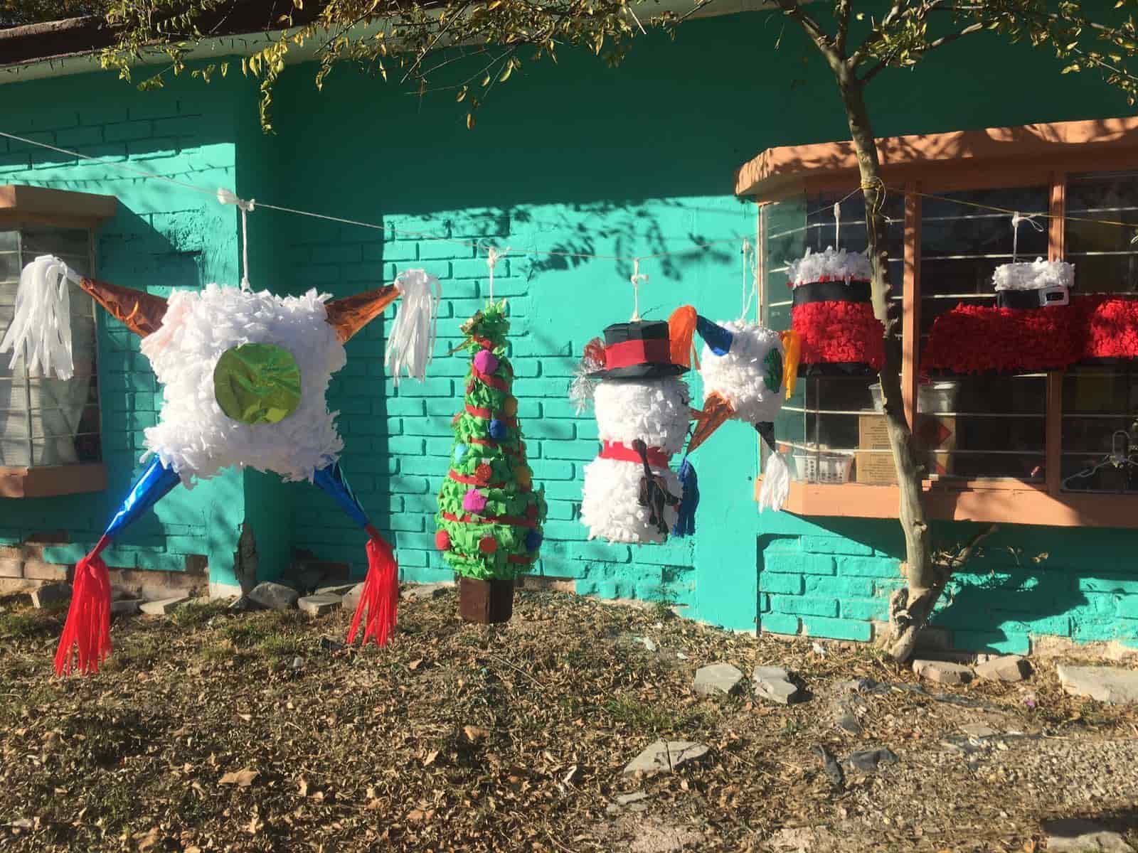 Emprenden con espíritu navideño fabrican y venden piñatas aprovechando la fecha